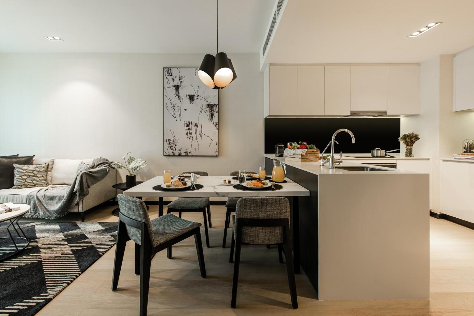 מלון Ascott Star Klcc קואלה לומפור מראה חיצוני תמונה The kitchen and dining area of a typical apartment